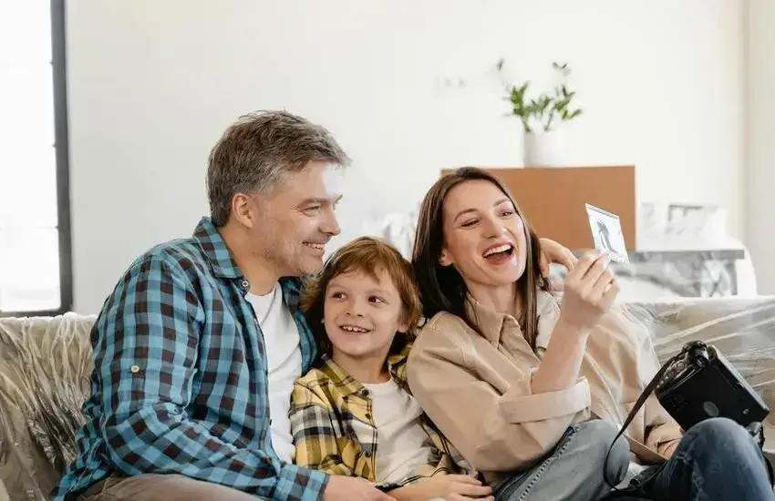 Aile danışmanlığı kapsamında ebeveyn ve çocuklarla yapılan rehberlik görüşmesi