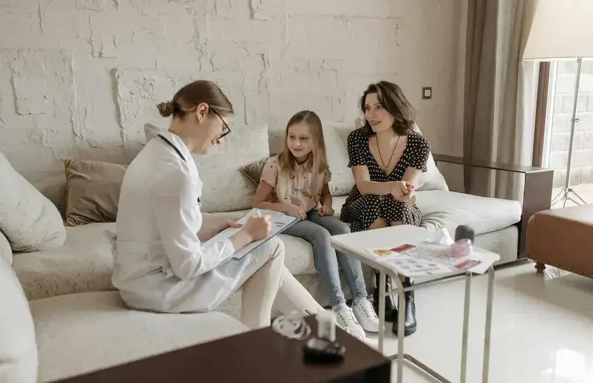 Çocuk ve ergen danışmanlığı, özgüven ve iletişim becerilerini geliştirme desteği